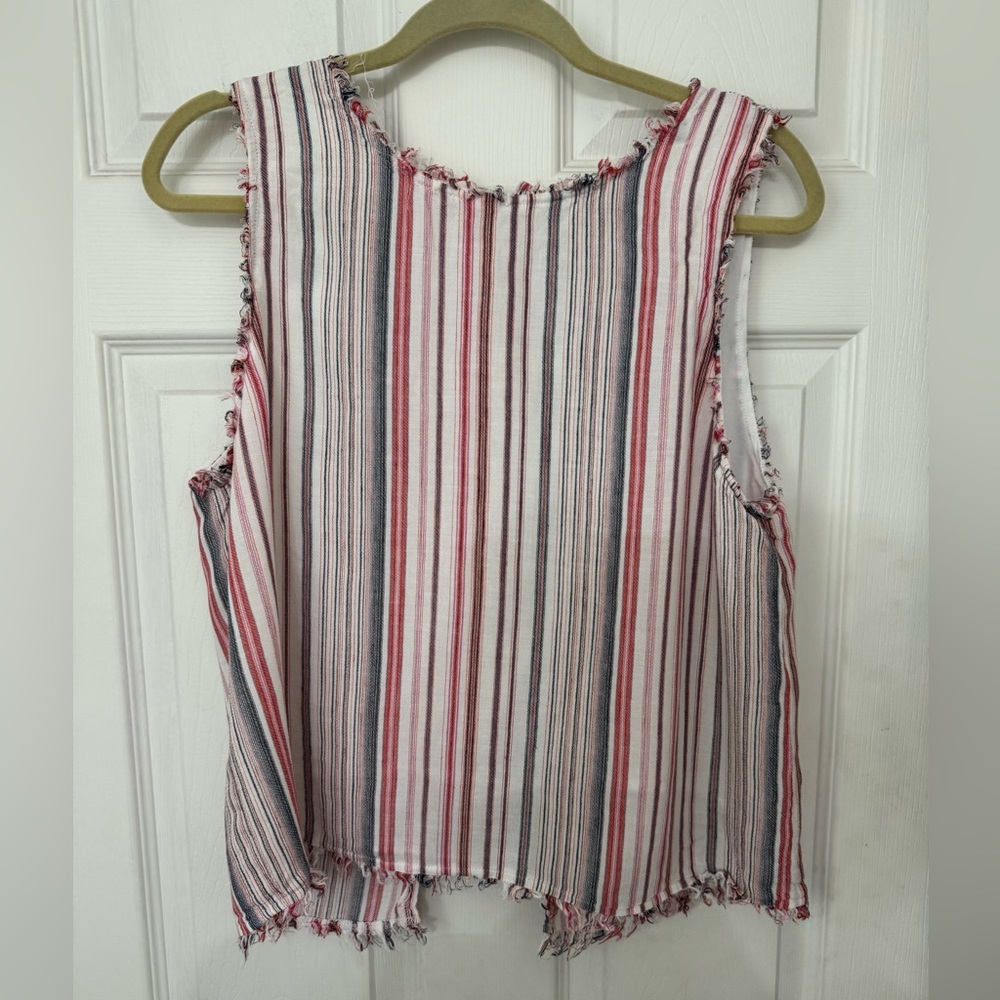 Fate - size L - adorable top - frayed/fringed hem